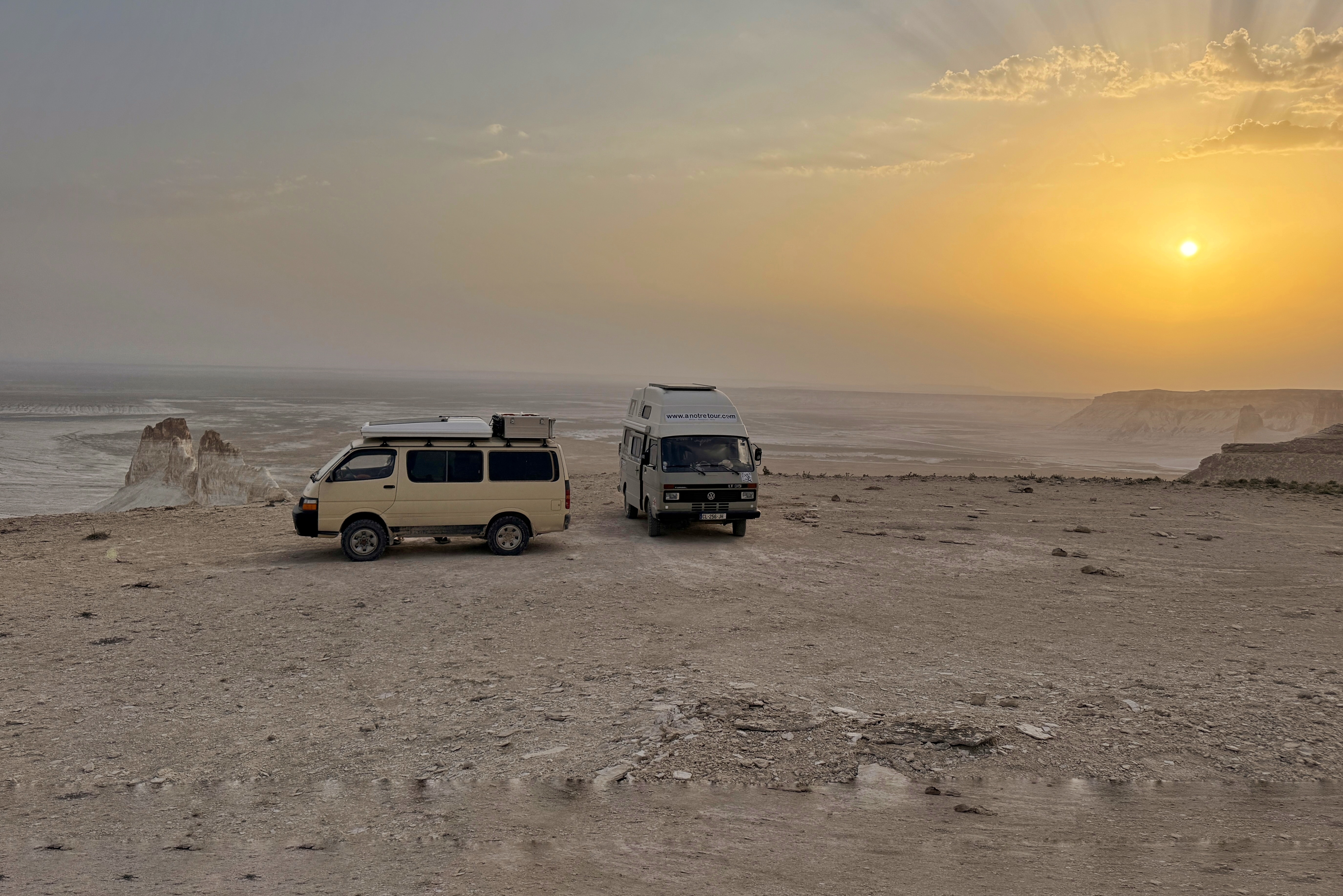 Bivouac au coucher du soleil dans le Mangystau